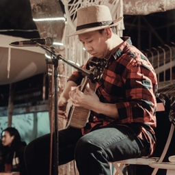 ကိုင်ဇာတင်မုံ
